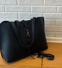 Load image into Gallery viewer, Grainy Vegan Leather Tote
